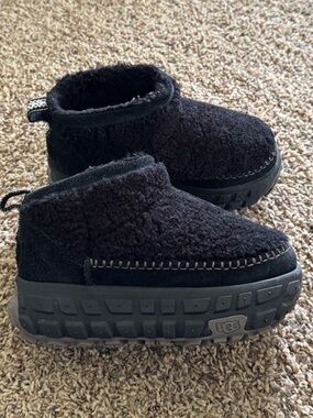 UGG All-Gender Venture Daze Ultra Mini Boot | Black | Size 6 women